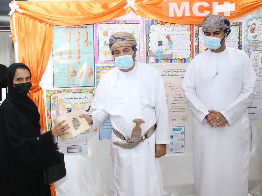 سعادة والي صحم يكرم إحدى الأمهات