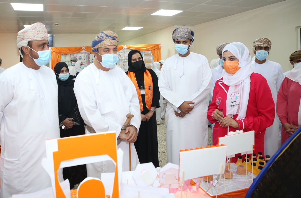 سعادة الوالي أثناء زيارته للمعرض التوعوي