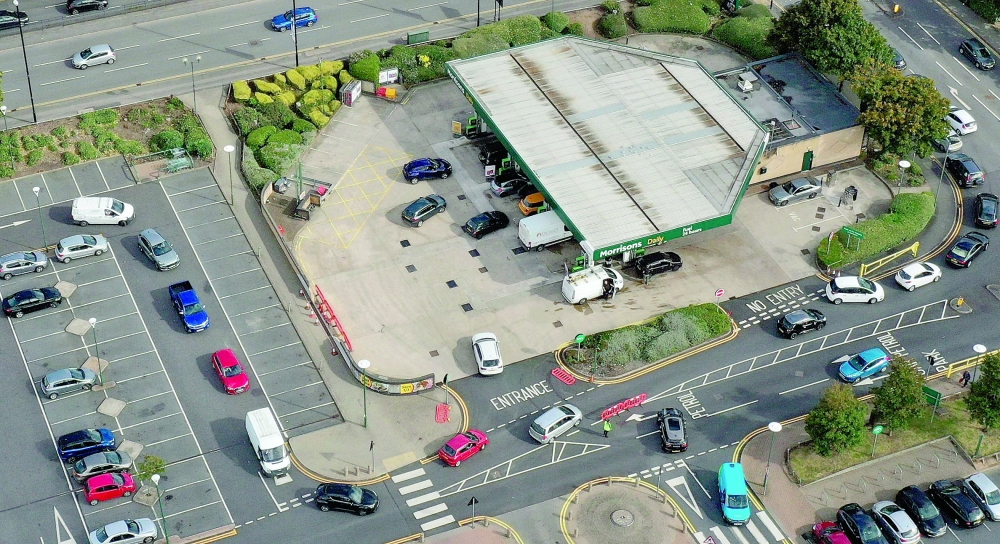 طابور للسيارات بمحطة وقود في كوفنتري، وسط إنجلترا.  "أ ف ب"