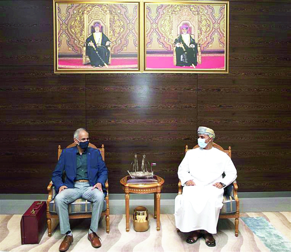 الضيف الهندي لدى مغادرته مسقط