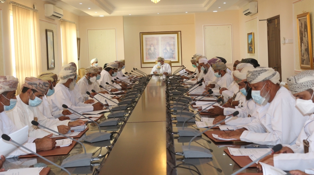 خلال اجتماع المجلس البلدي بمحافظة الداخلية