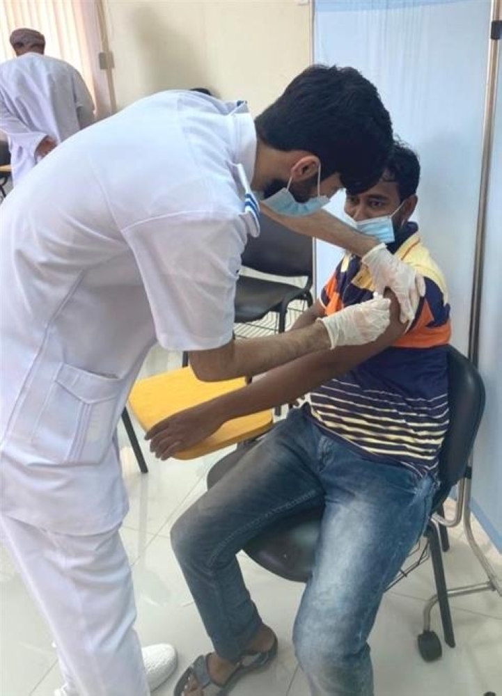 خلال تطعيم أحد المقيمين