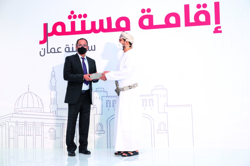 خلال تسليم البطاقات للمستثمرين الأجانب