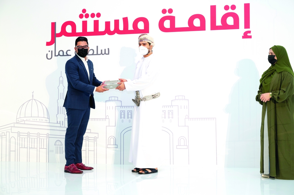 خلال تسليم البطاقات للمستثمرين الأجانب