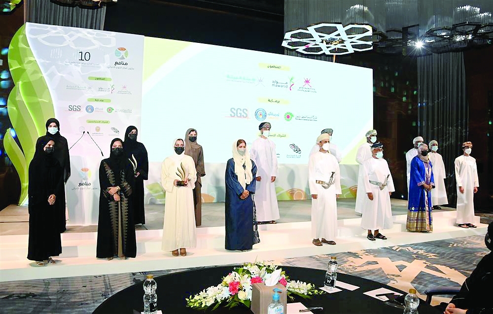 صورة جماعية للفائزين بمنافع 2021 مع راعي الحفل