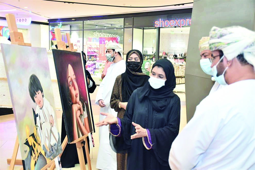 من تجول الحضور بالمعرض المصاحب.           "العمانية" 