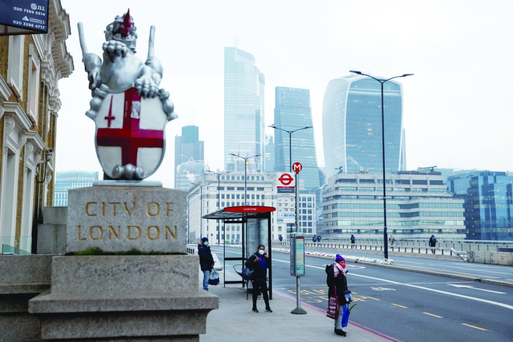 محطة للحافلات على جسر لندن بالقرب من الحي المالي للمدينة - رويترز