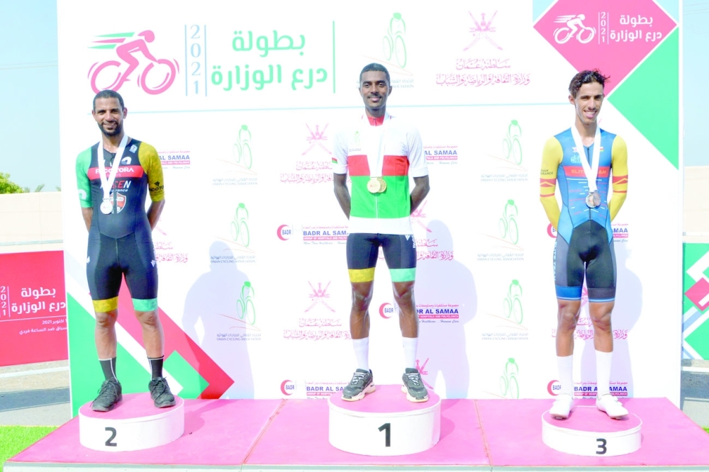 تتويج الفائزين بالمراكز الأولى         تصوير - نوج الكلباني