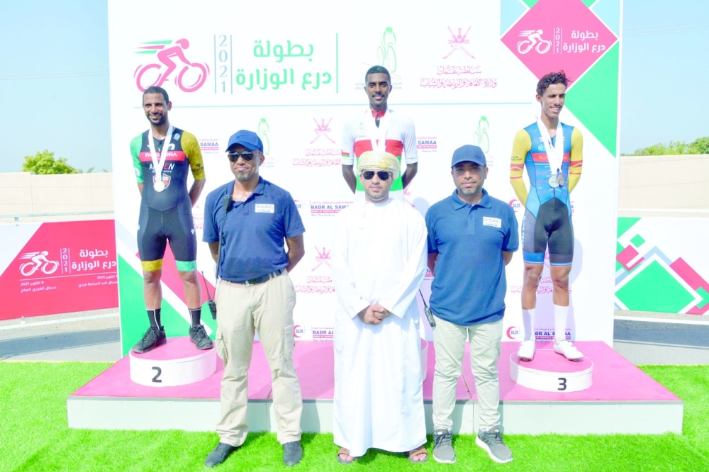 تتويج الفائزين بالمراكز الأولى         تصوير - نوج الكلباني