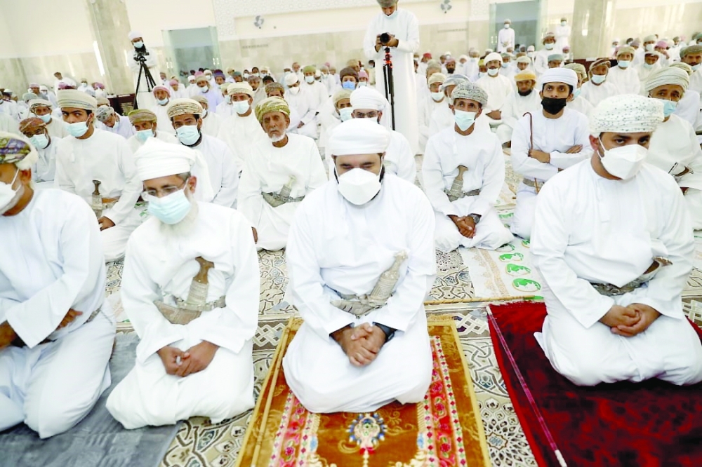 راعي الافتتاح خلال حضوره خطبة وصلاة الجمعة 