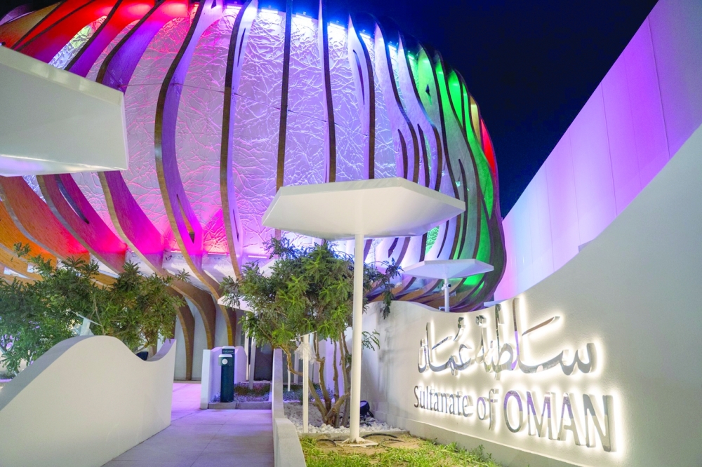 جناح السلطنة مضاء بـألوان العلم العماني عقب الافتتاح أمس.  "العمانية"