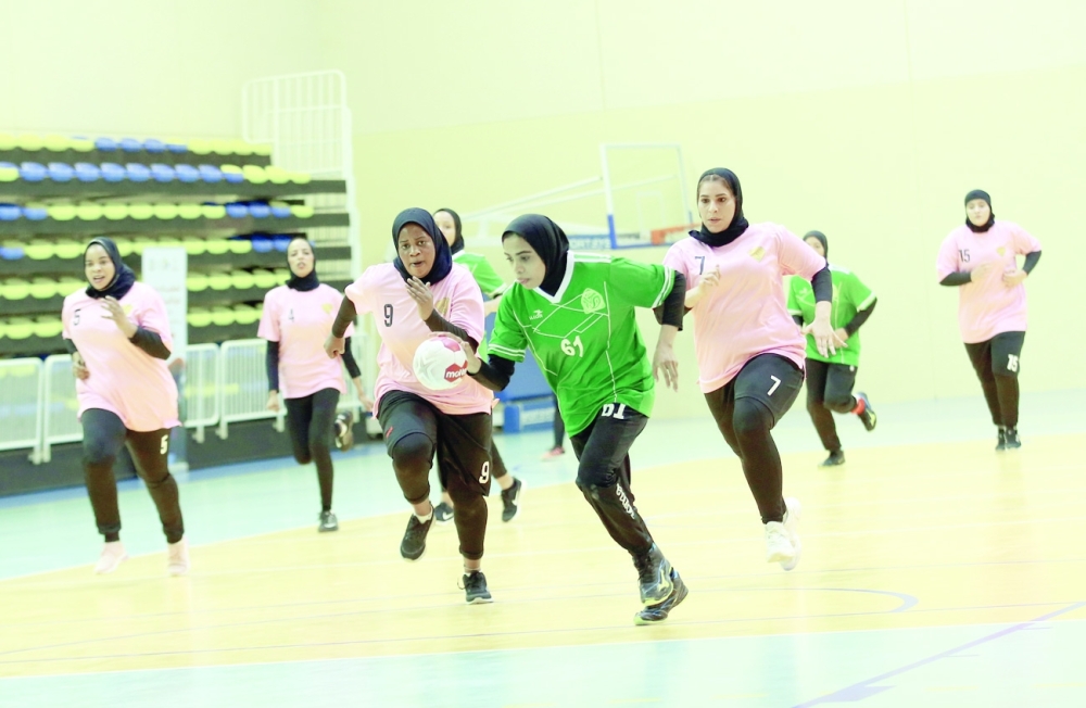 لاعبة صحار في محاولة لتسجيل هدف في شباك الخابورة