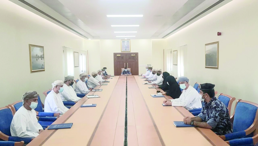 جانب من اجتماع اللجنة الفرعية بولاية صور