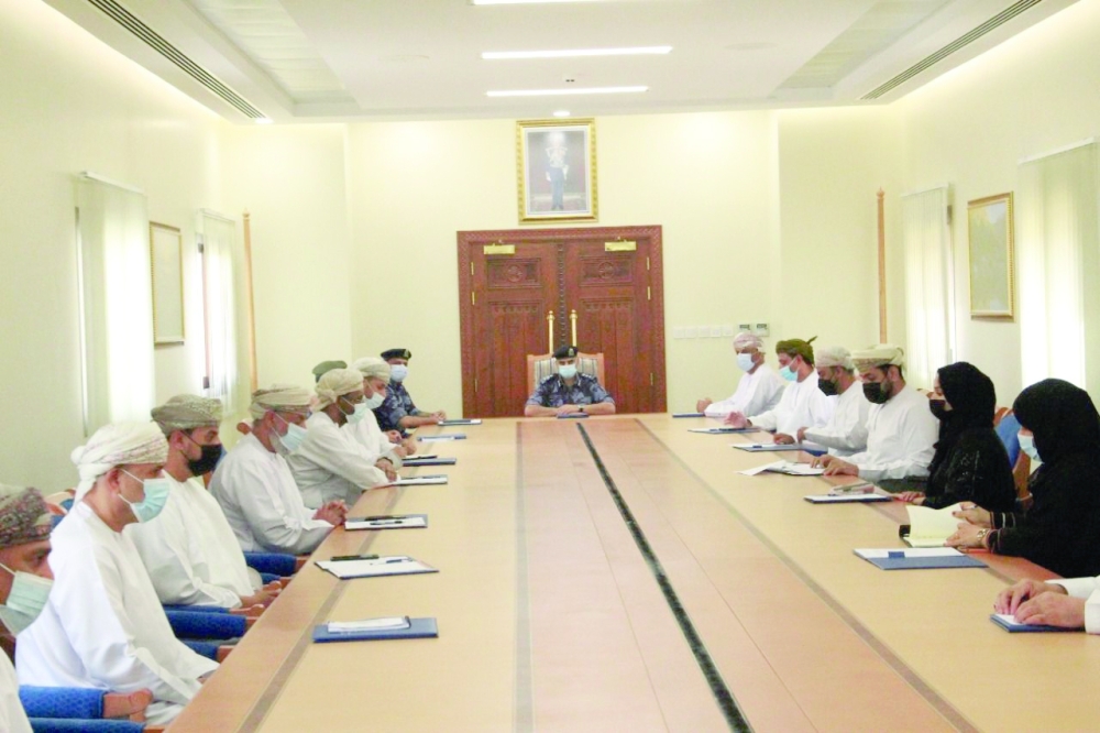 جانب من اجتماع اللجنة الفرعية بولاية صور