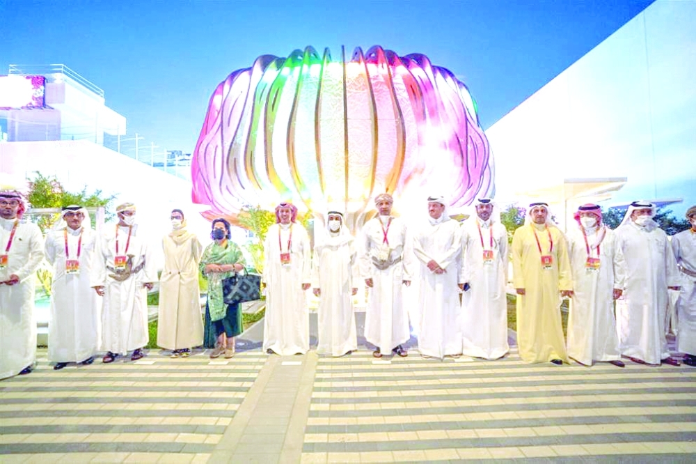 جناح السلطنة وصورة جماعية من الخارج