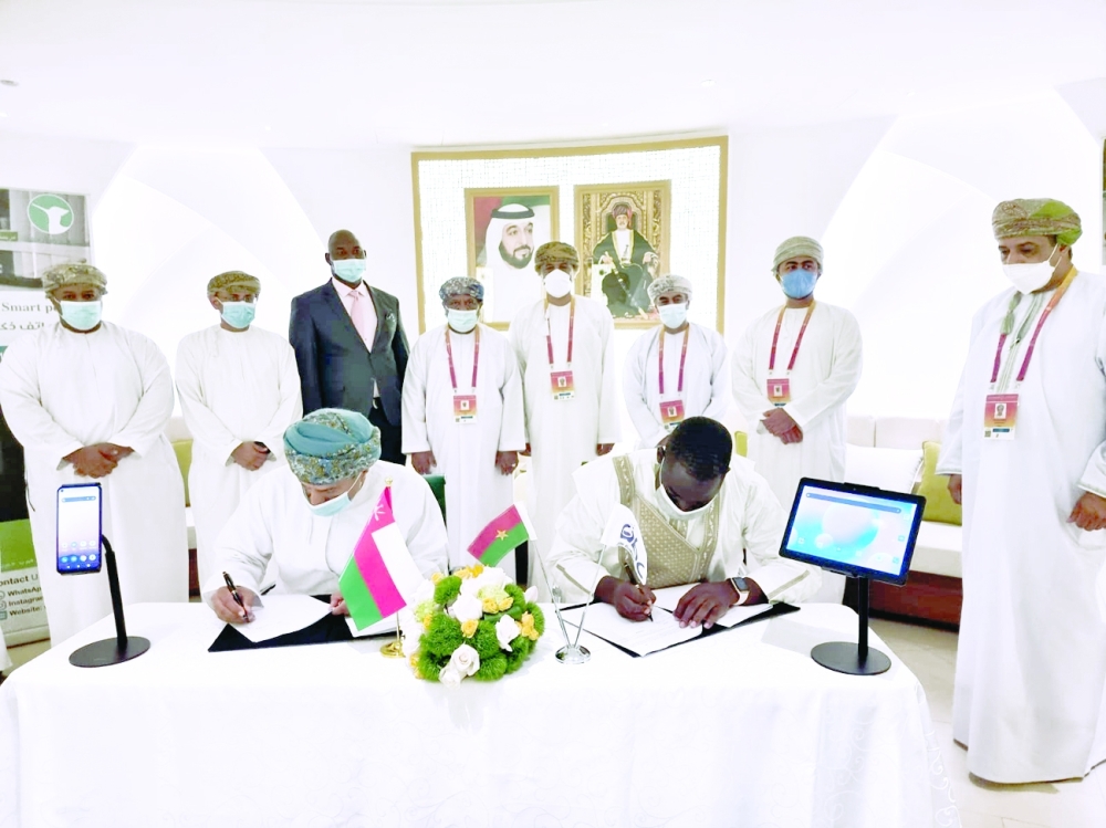 خلال توقيع الاتفاقيات 