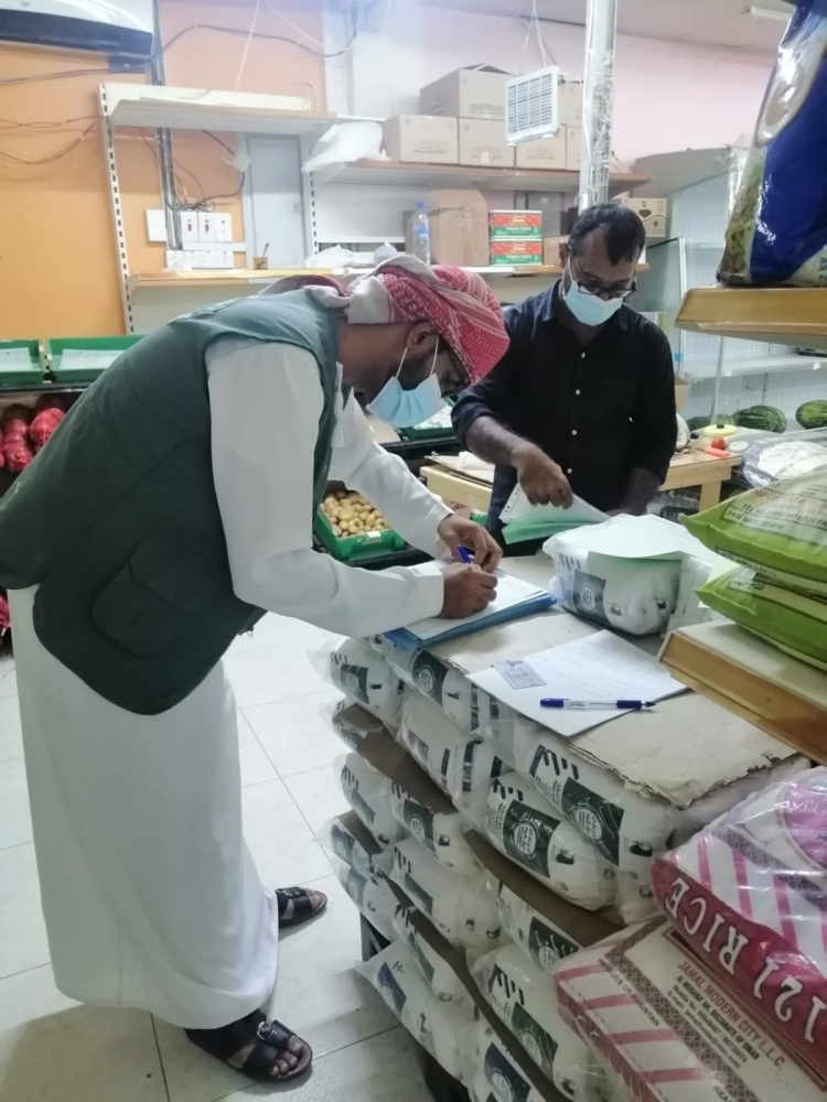 مخالفة عدد من المحال التجارية في عدد من الولايات في متابعة ومراقبة الأسواق مع استمرار الأنواء المناخية التي تشهدها السلطنة