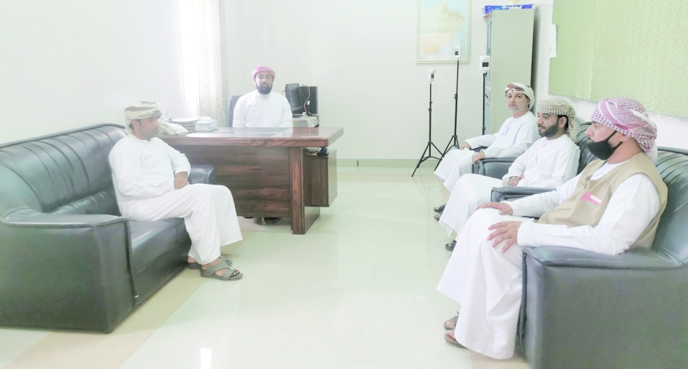 المشرفون على أحد مركز الإيواء بمحافظة البريمي