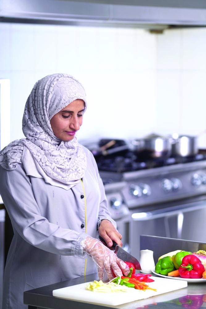 رواد الأعمال العمانيين خلال عملهم في مشروعاتهم الصغيرة والمتوسطة