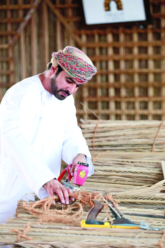 رواد الأعمال العمانيين خلال عملهم في مشروعاتهم الصغيرة والمتوسطة