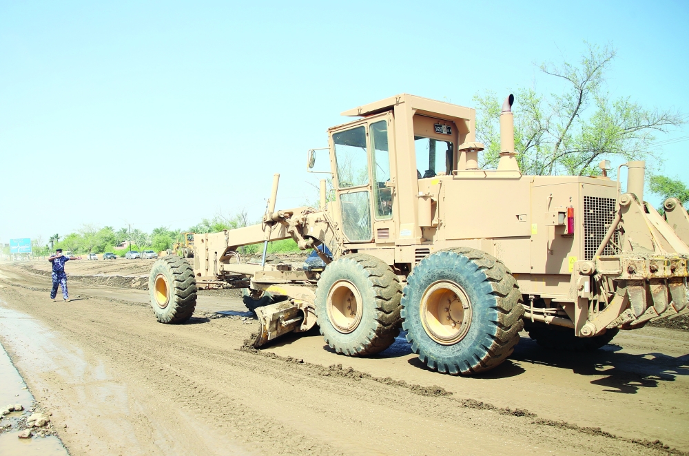 جهود الخدمات الهندسية بوزارة الدفاع لإعادة الحركة المرورية بدوار حفيت بصحم