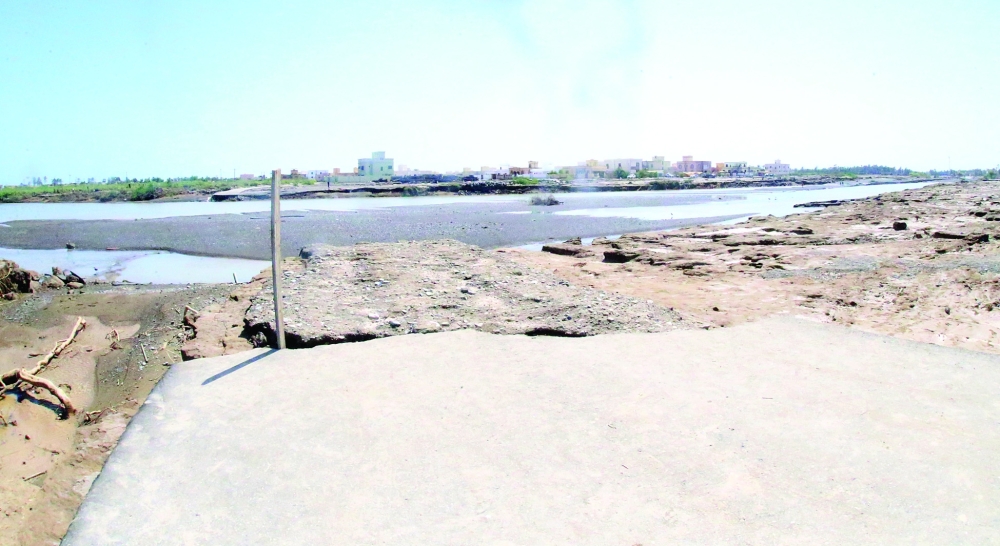 انقطاع الطريق البحري بقرية خور الملح بسبب الفيضانات