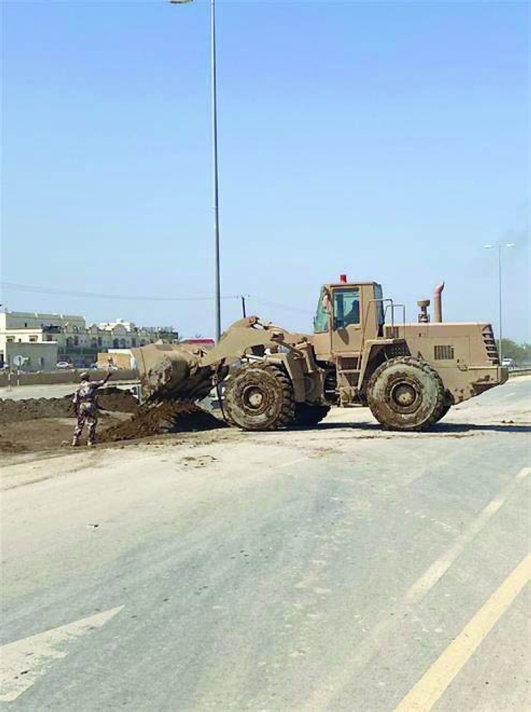 جهود الخدمات الهندسية بوزارة الدفاع لفتح الطرق المتضررة بشمال الباطنة