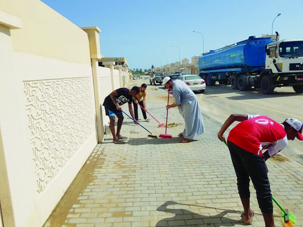 جهود الأهالي في تنظيف ما خلّفه الإعصار