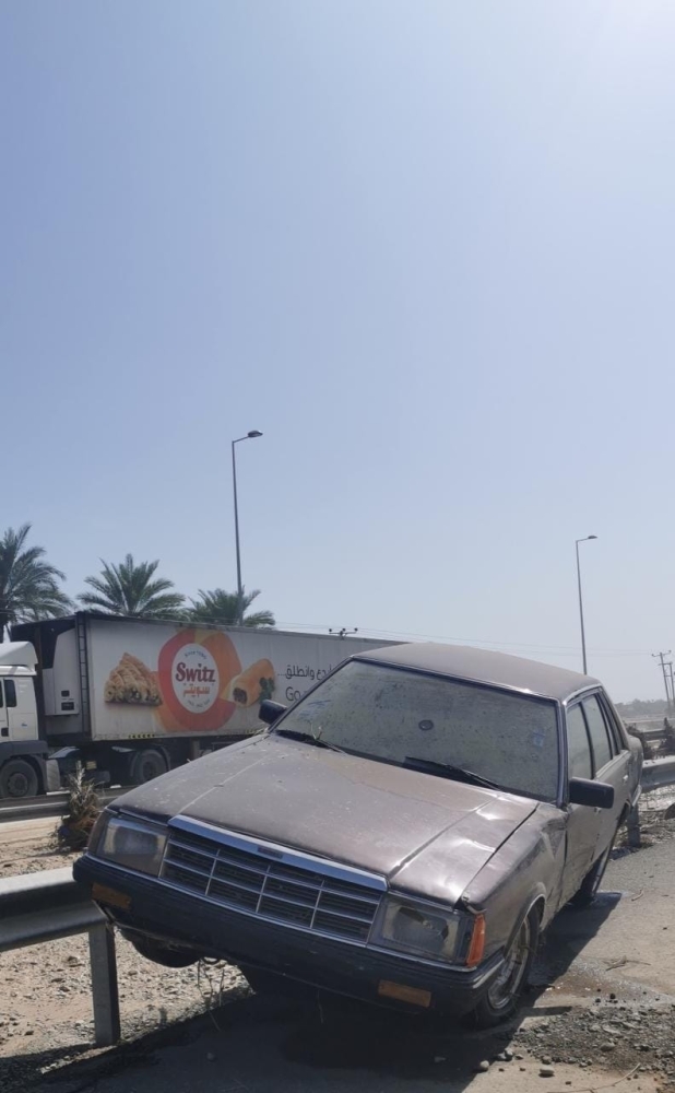 إحدى المركبات العالقة على جانبي أحد الطرق العامة في المناطق المتضررة