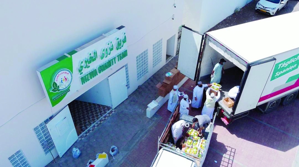 فريق نزوى الخيري خلال استعداده لنقل المساعدات للمناطق المتضررة