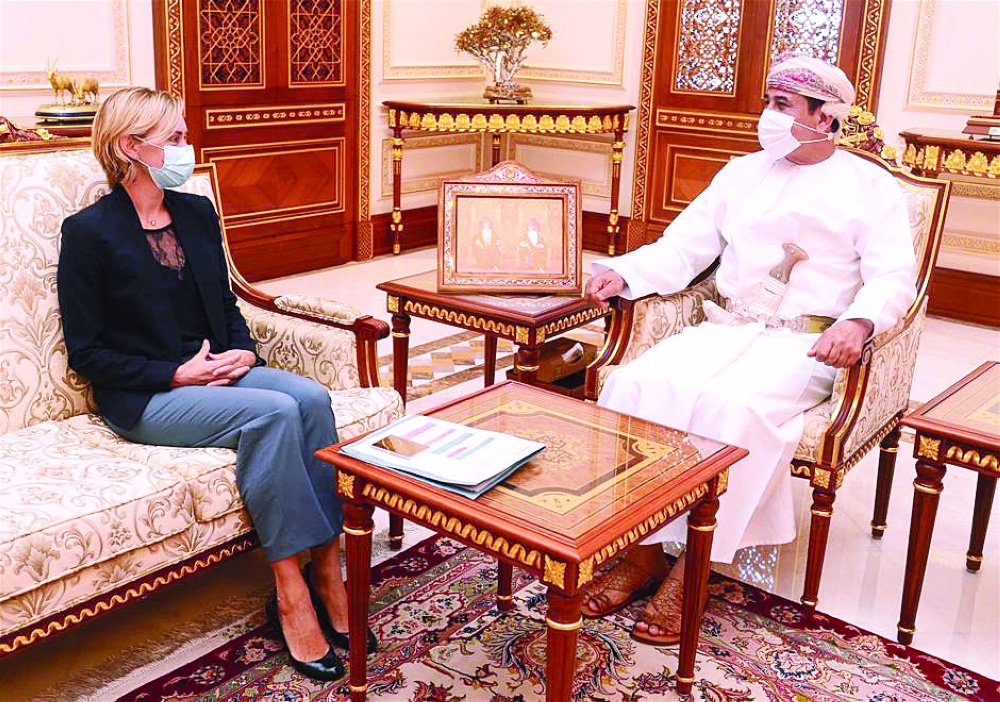 .. ويستقبل السفيرة الفرنسية