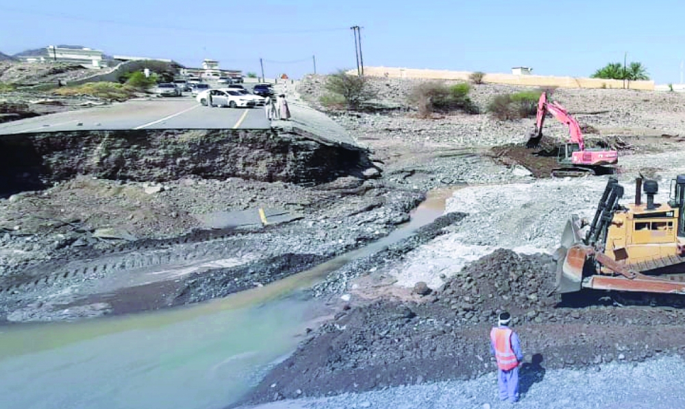 العمل مستمر على فتح طريق وادي الحواسنة 2