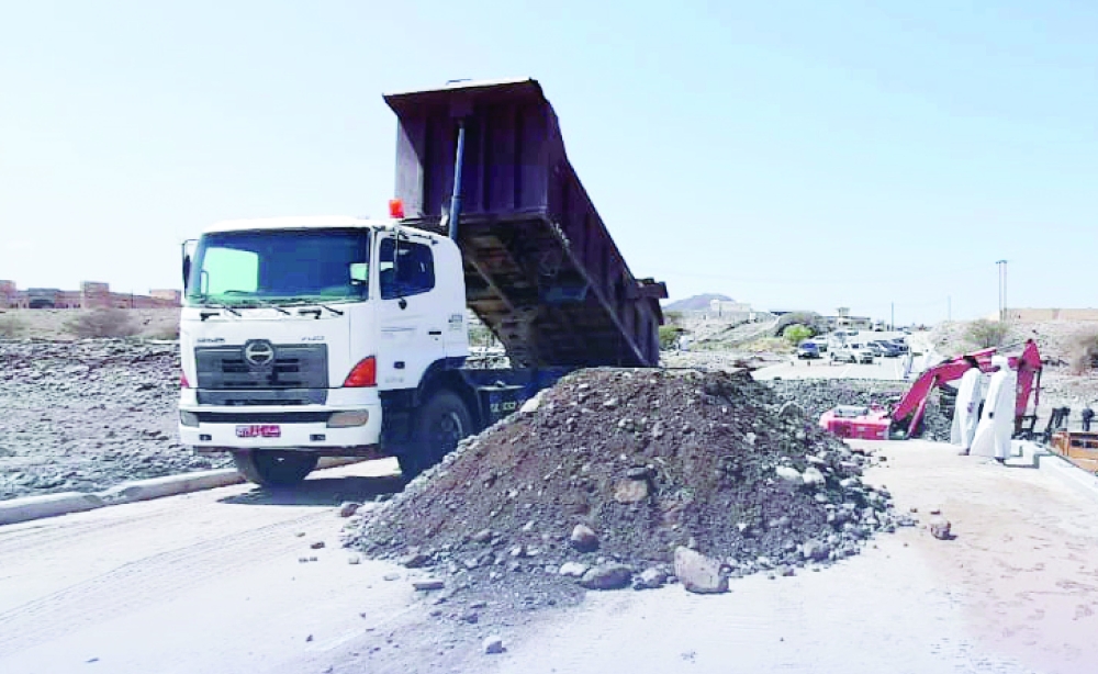 العمل مستمر على فتح طريق وادي الحواسنة 4