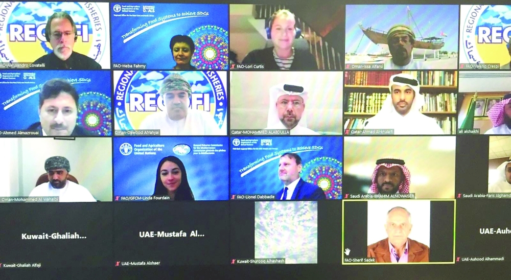 الخبراء والمشاركون خلال الاجتماع 