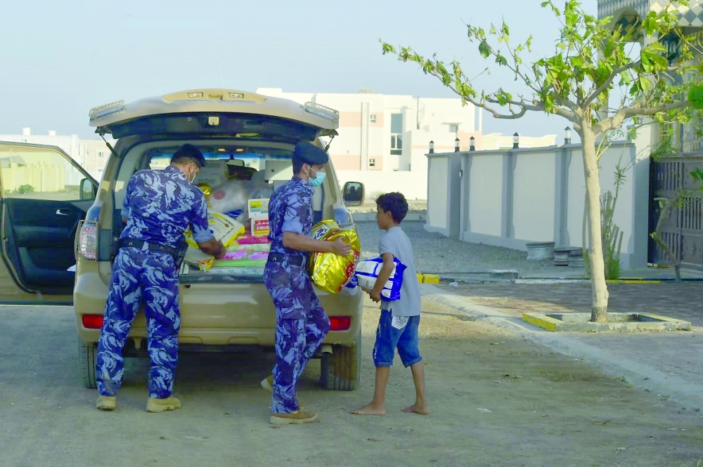 توزيع المؤن على المواطنين من قبل قوات السلطان المسلحة في الخابورة
