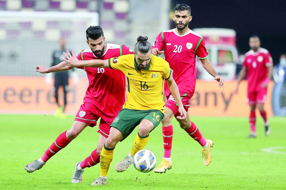 تنافس على الكرة بين لاعب منتخبنا عمر الفزاري والمدافع الأسترالي عزيز بهيش