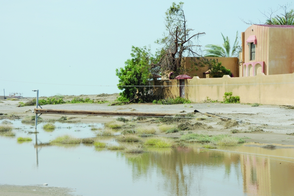 تحديد أماكن ركود المياه بالولايات المتأثرة عن طريق الجهات المختصة          تصوير - صالح الشرجي