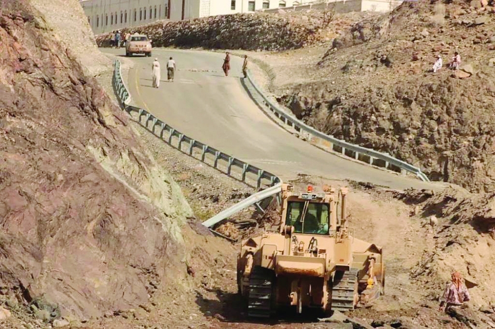 تأهيل وتمهيد عدد من الطرق المتضررة
