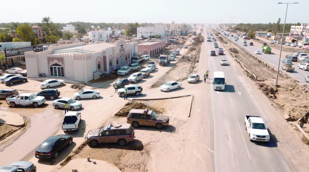 افراد الشرطة ينظمون الحركة المرورية