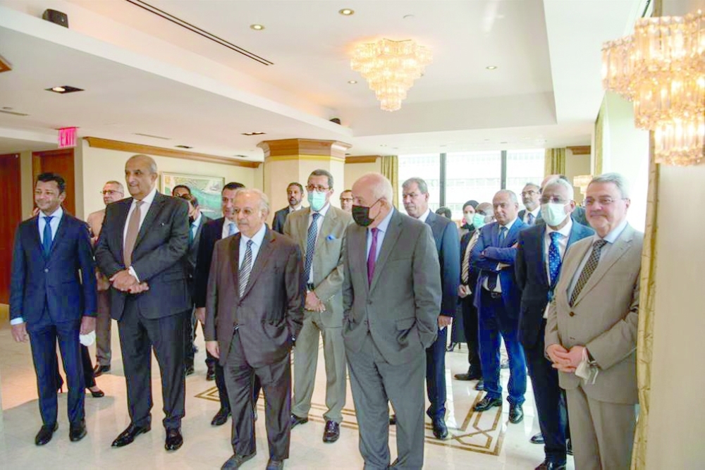 عدد من المسؤولين الدوليين وسفراء الدول الشقيقة والصديقة خلال مشاركتهم احتفال السلطنة بذكرى مرور 50 عاما على انضمامها للامم المتحدة.           العمانية