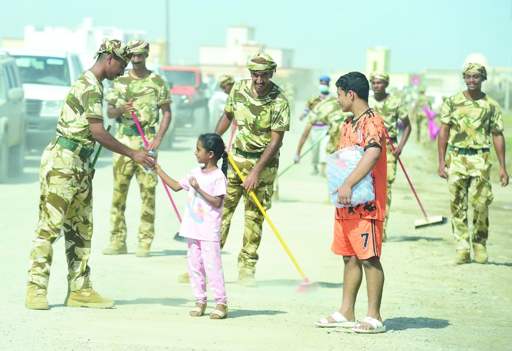 الجميع كبارا وصغارا يجسدون لحمة وطنية في التكاتف والعطاء.   "العمانية" 