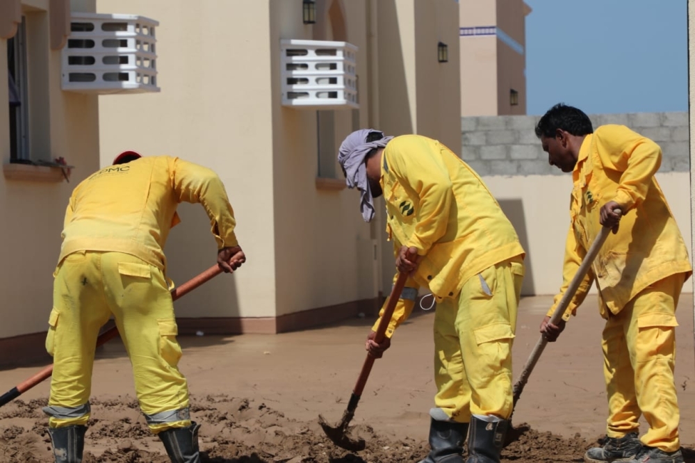 الفرق التطوعية تساند في عملية تنظيف منازل المواطنين المتضررة