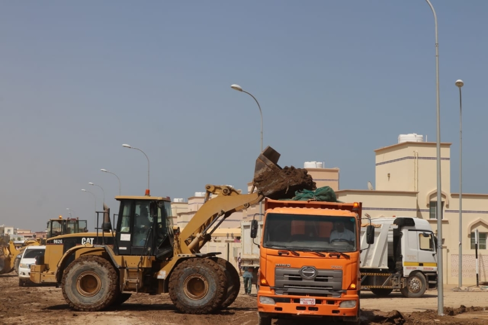 تواصل بلدية صحم أعمالها بوتيرة متسارعة لإعادة فتح الطرق