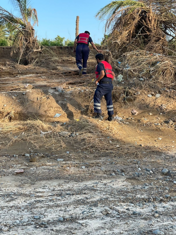 الدفاع المدني وإسعاف صحم أثناء قيامهما بالبحث عن المفقودين