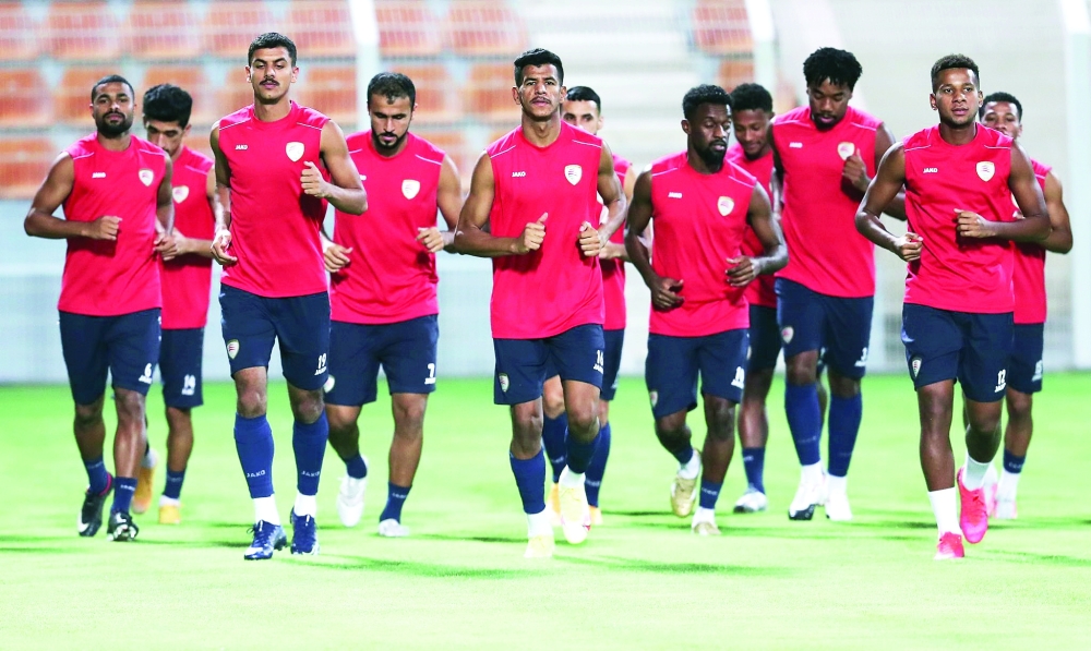 لاعبو المنتخب الوطني في التدريبات بمجمع بوشر