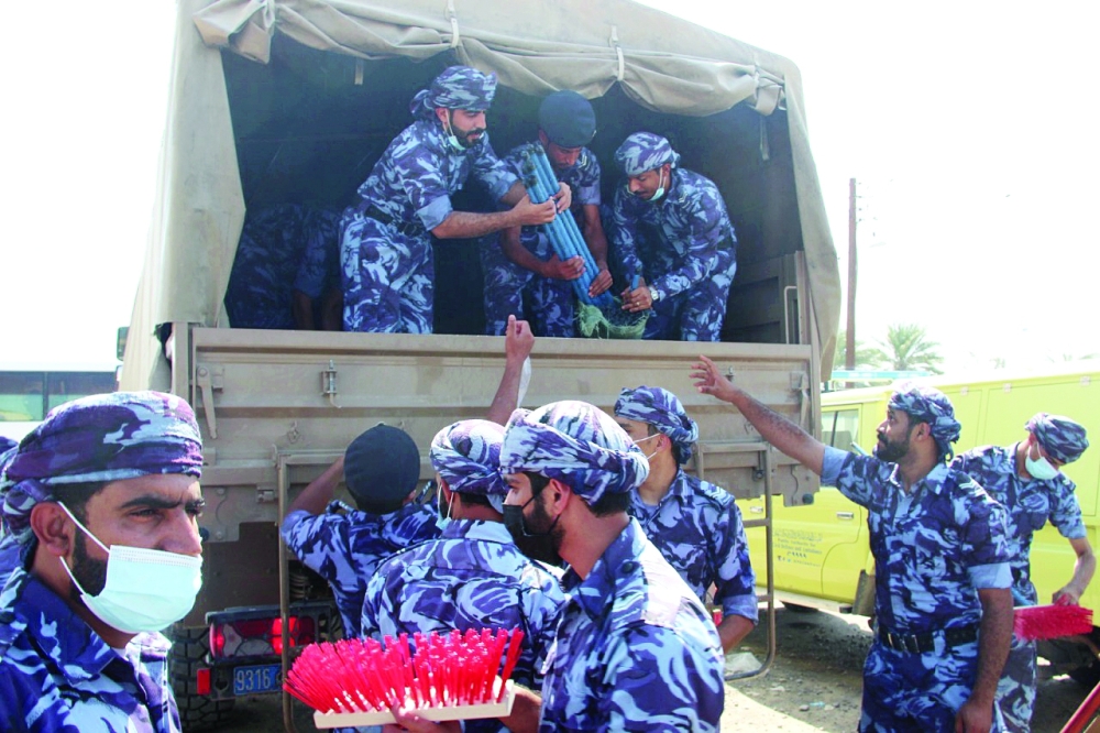 رجال شرطة عمان السلطانية اثناء النزول الى الميدان للمساهمة لرفد قطاعات الاغاثة والايواء 