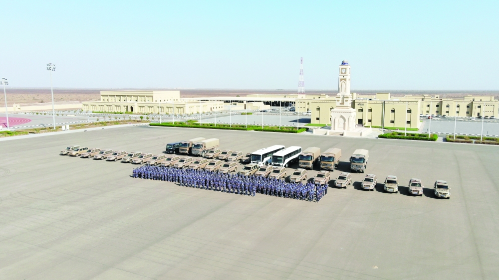 تشكيلات من وحدات شرطة المهام الخاصة اثناء استعدادها للتوجه لشمال الباطنة 