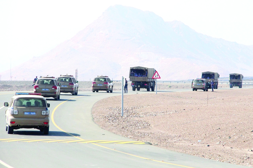 قافلة لمركبات الشرطة وهي متجه الى المناطق المتضررة 