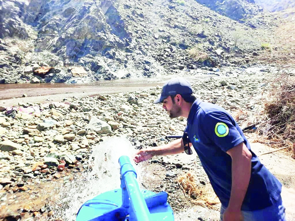 تواصل الجهود لعودة خدمات المياه والصرف الصحي في المناطق المتضررة بالحالة المدارية 