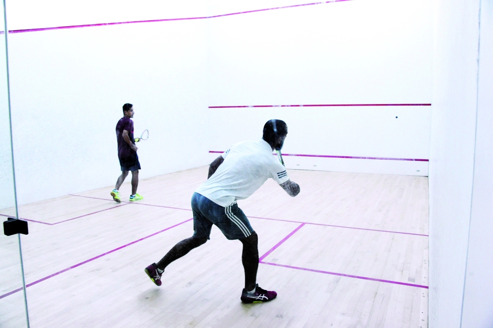 جانب من المباراة النهائية لبطولة عمان للاسكواش